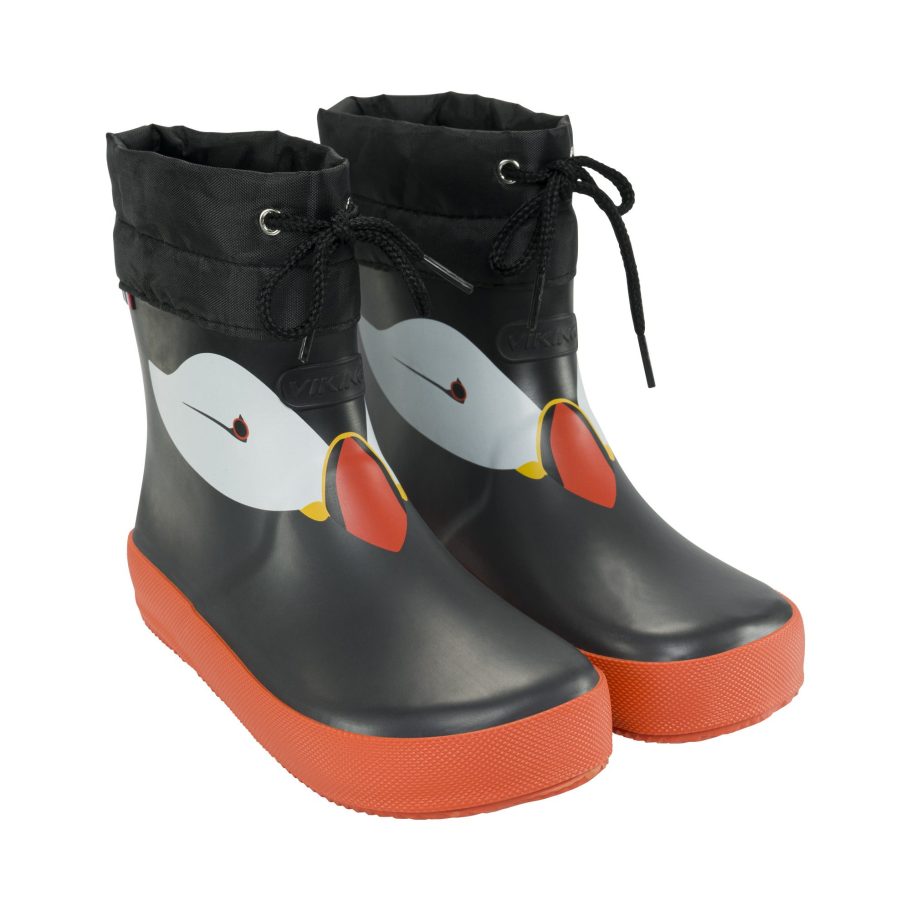 Schwarze Gummistiefel mit einem roten und weißen Vogelmotiv vorne.