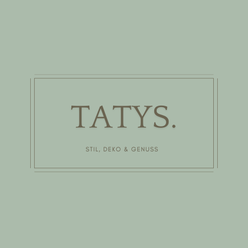Text auf mintgrünem Hintergrund: "TATYS. - Stil, Deko & Genuss"