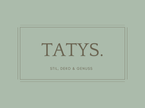 Text auf mintgrünem Hintergrund: "TATYS. - Stil, Deko & Genuss"