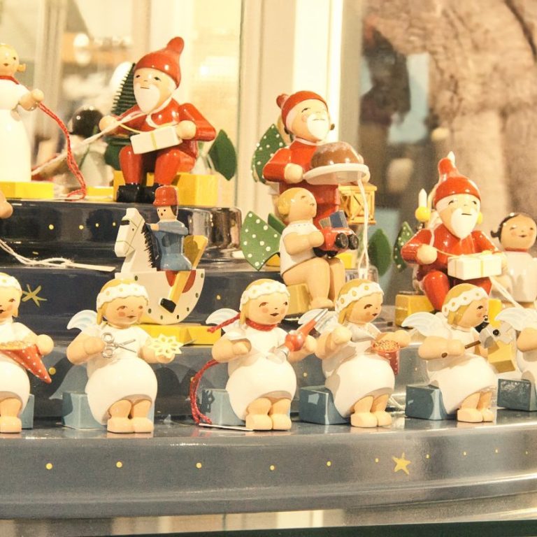 Handbemalte Holzfiguren aus dem Erzgebirge Wendt & Kühn bei TATYS.